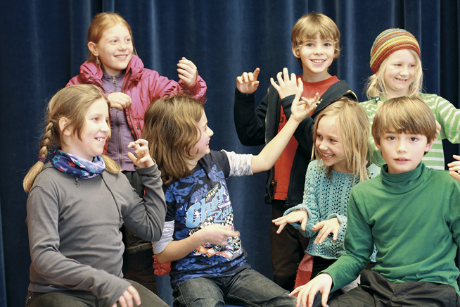 Kinder spielen Musik